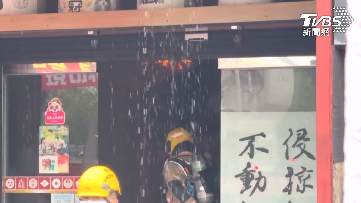 倒楣！永康一間火鍋店剛遇大雨後隔天又大火（圖／TVBS）