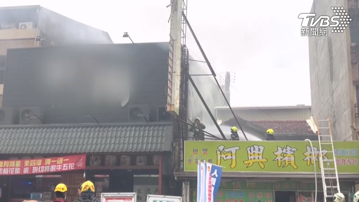 火鍋店兩層樓鐵皮建築，火勢悶燒一度搶救困難（圖／TVBS）