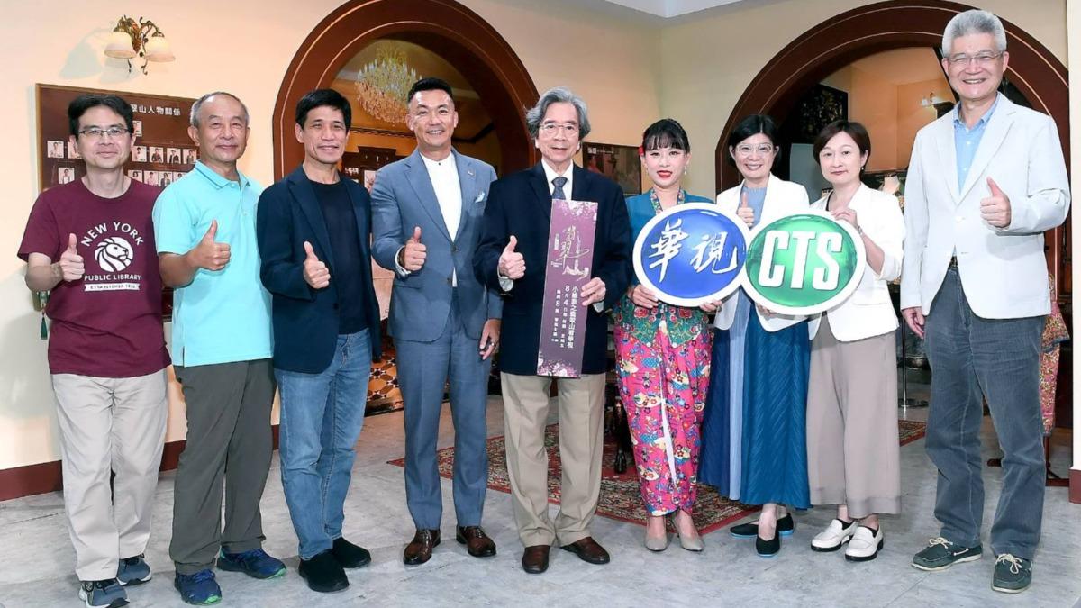 作家梁展嘉（左起）、前外交官李東明、華視總經理劉昌德、新加坡駐台代表葉偉傑、臺亞交流基金會董事長蕭新煌、南洋料理達人劉明芳、央廣董事長賴秀如、天下雜誌獨立評論總監廖雲章、公廣集團董事長胡元輝舉行講座。（圖／華視提供）