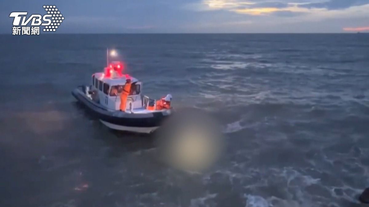 竹圍海水浴場奪命！２高中生遭浪捲　１遺體尋獲。(圖／TVBS)