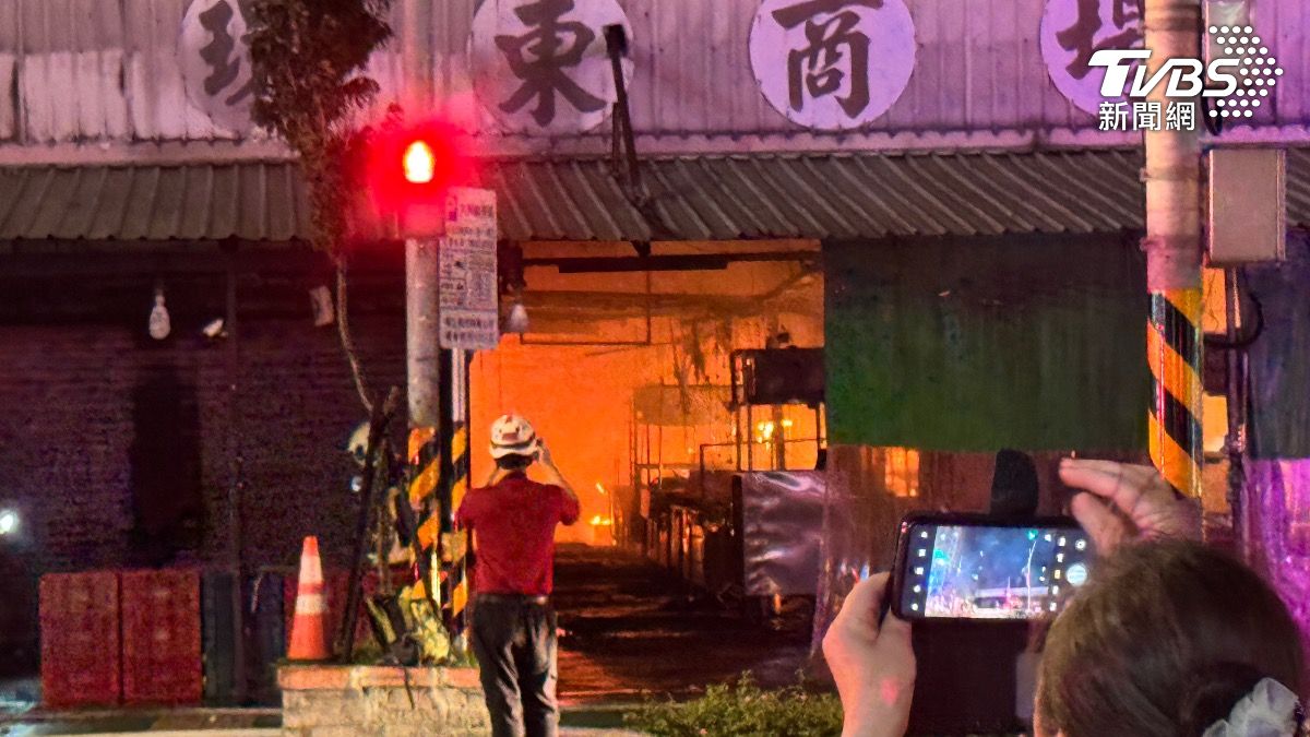 中壢「環東市場」火災!狂傳爆炸聲 黑煙猛竄現場驚悚畫面曝