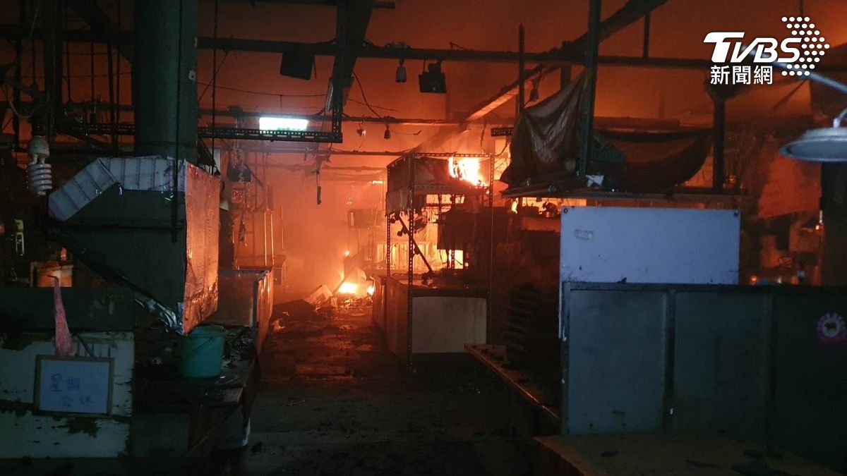 中壢「環東市場」火災狂傳爆炸聲。(圖/TVBS)