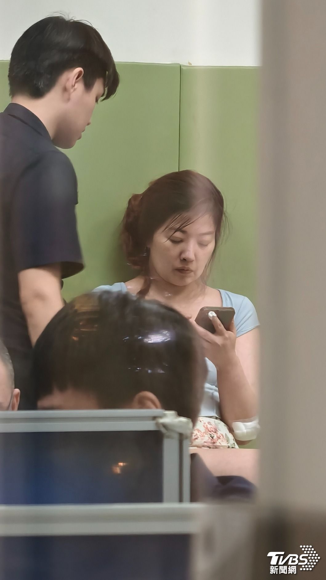 警方依法將侯沁潔壓制上銬,並帶返派出所偵訊。(圖/陳冠宇攝)