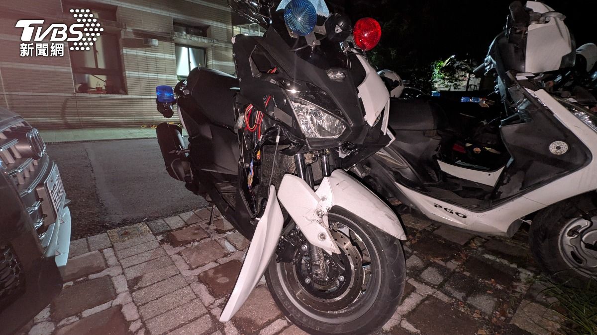 姓員警騎乘警用機車閃避不及,也與巡邏車發生碰撞,造成四肢擦挫傷。(圖/TVBS)