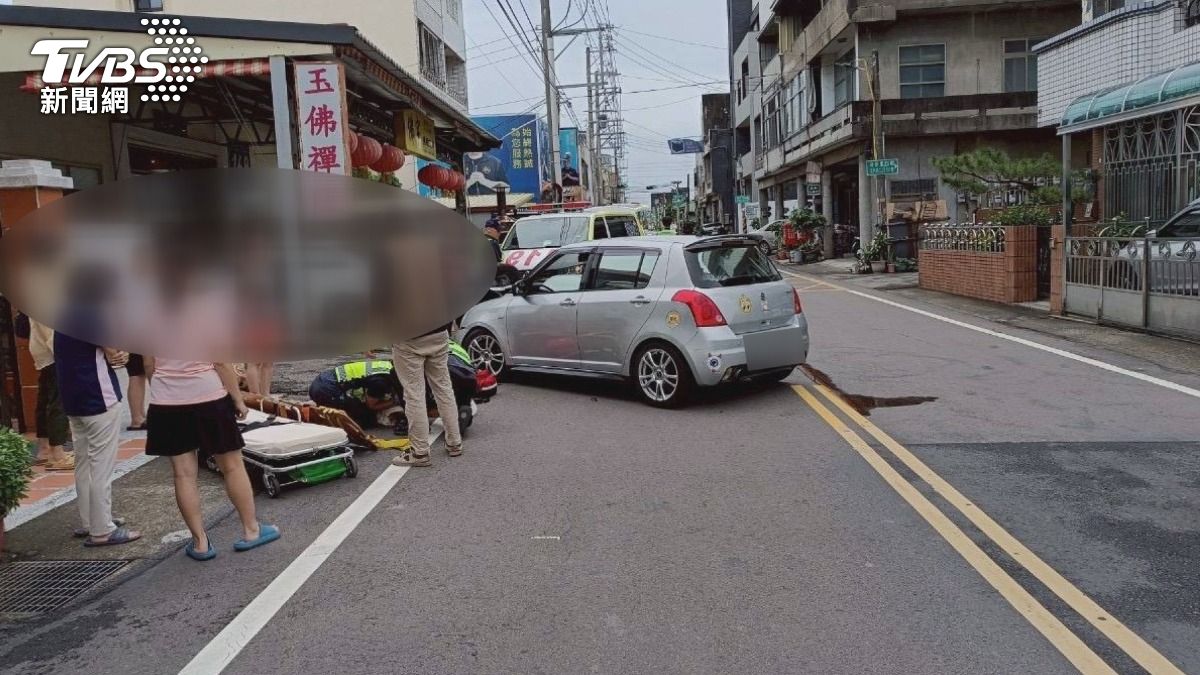 洪女受有骨折,蘇男傷勢更嚴重,陷入昏迷及抽搐,雙眼也不等大。(圖/TVBS)