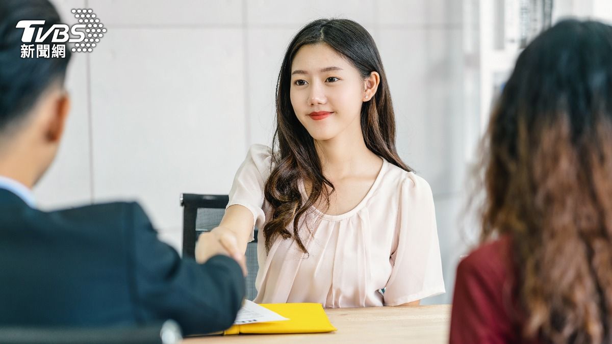 港女員工面試錄取後「找表妹頂替」到班　老闆傻眼：你是誰