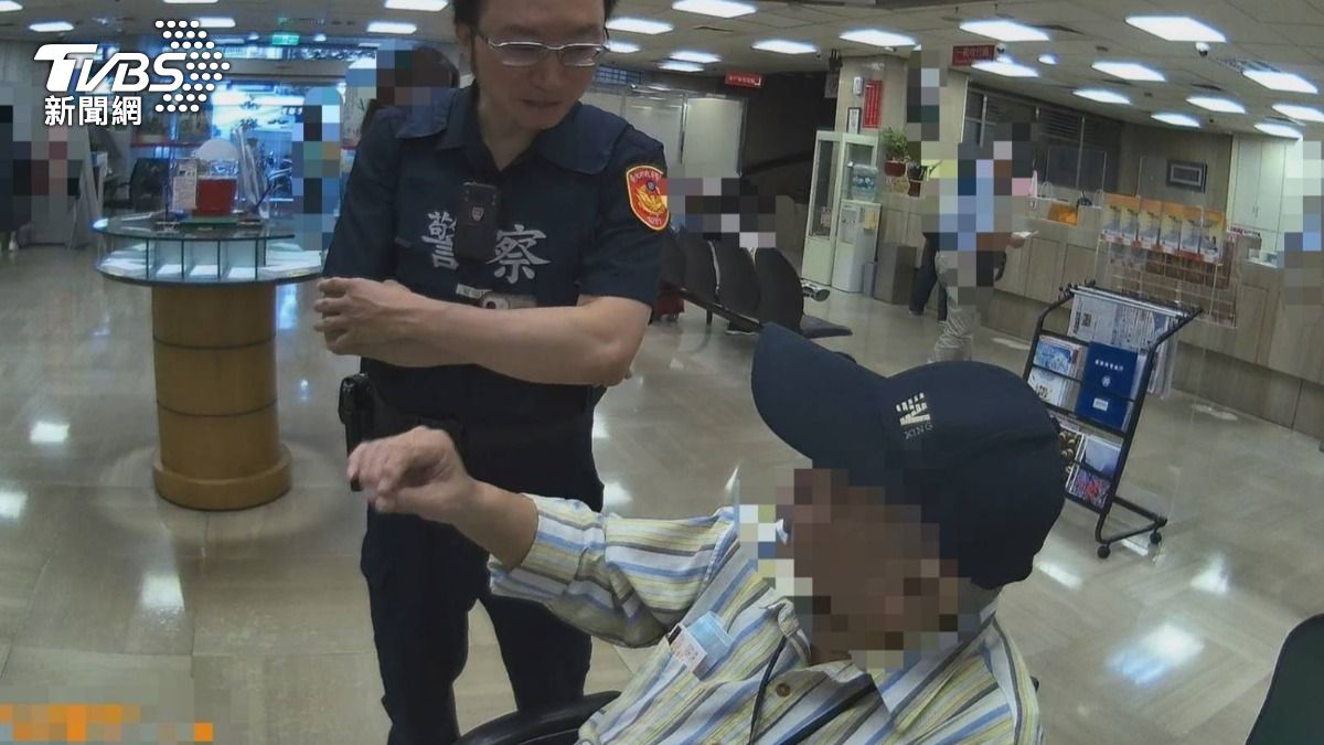 劉翁表示有人要以543萬元收購他手中的「長白山百年人蔘」，但要先付10%保證金，被警方戳破騙局。（圖／TVBS）