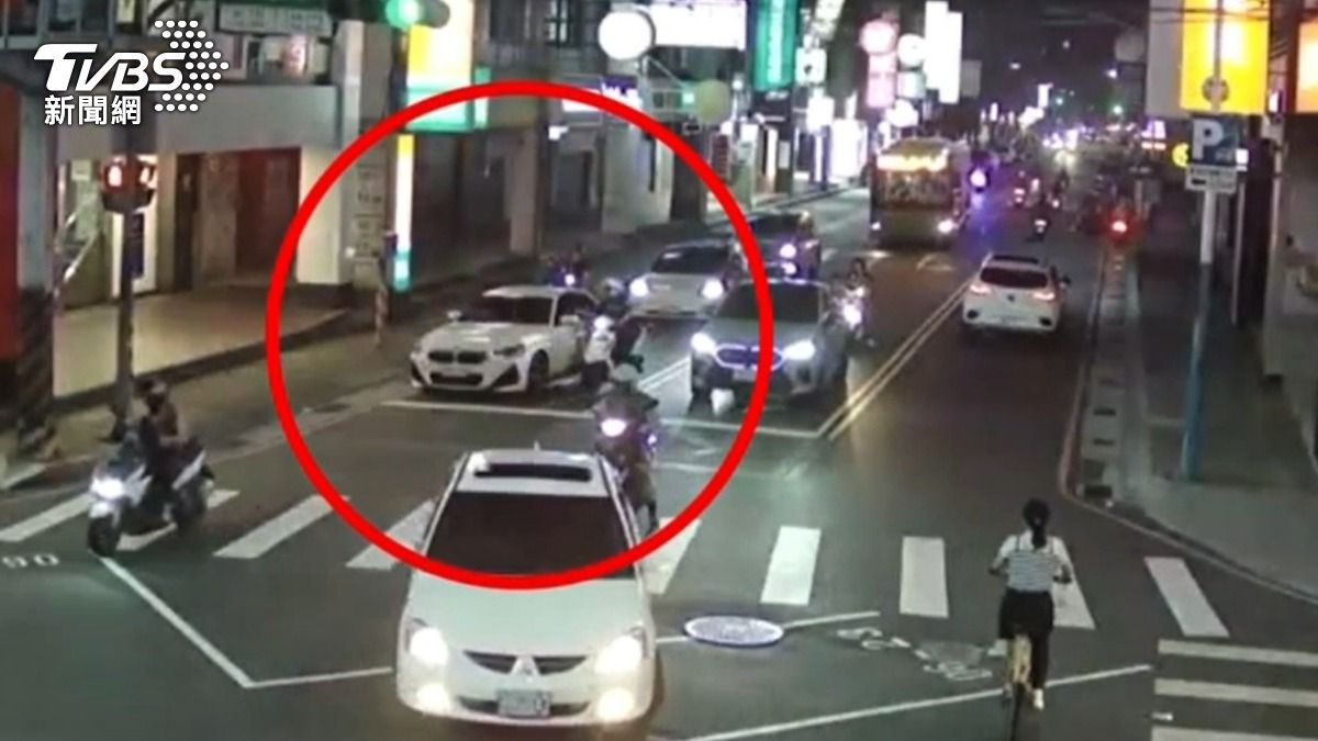 侯女違規停車遭攔查,不料她拒檢逃逸,最後被警方壓制逮捕。(圖/TVBS)