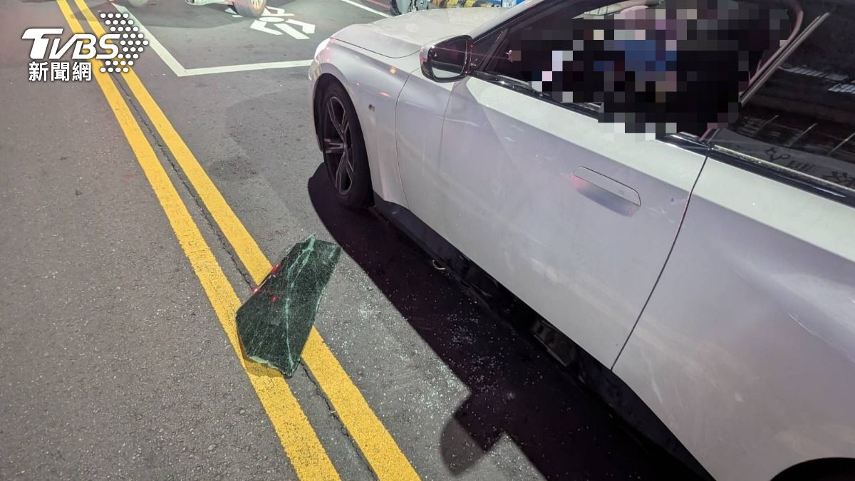 女星拒檢逃逸,警方破窗將她拉下車逮捕。(圖/TVBS)