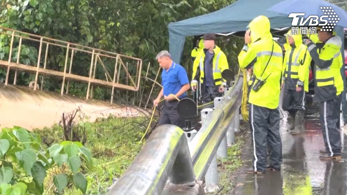 2號在高雄旗山有一名女騎士,疑似摔進大排水溝,漂流超過73公里,隔天在高屏溪出海口尋獲遺體。(圖/TVBS)