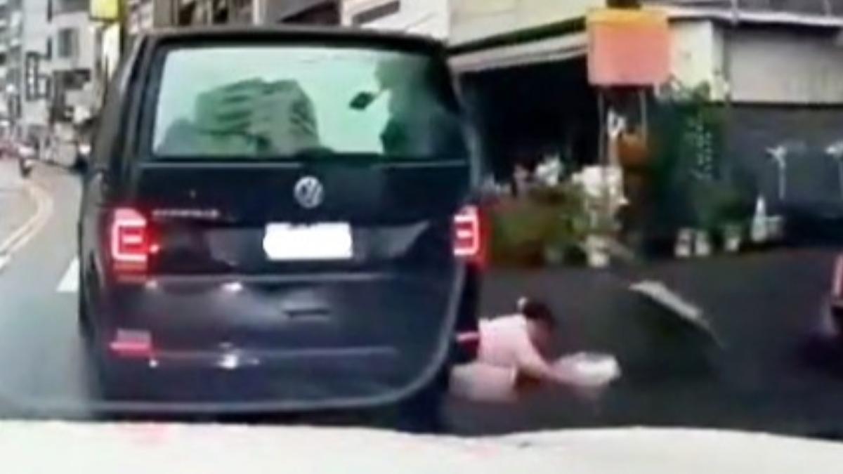 女子違規穿越馬路遭撞受傷，駕駛肇事逃逸。（翻攝自社會事新聞影音）