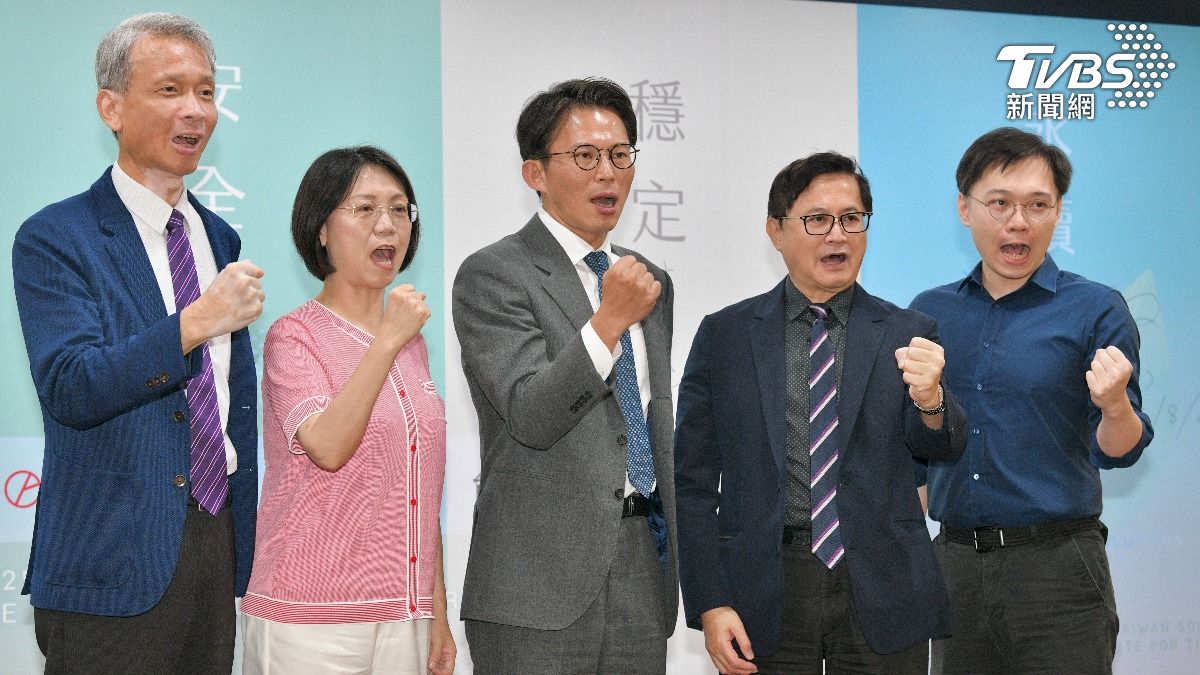 核三延役公投意見發表會正方代表，由左至右包含清大教授葉宗洸、國民黨立委翁曉玲、民眾黨立院黨團總召黃國昌、碩董事長童子賢和核能流言終結者創辦人黃士修。（圖／胡瑞麒攝）