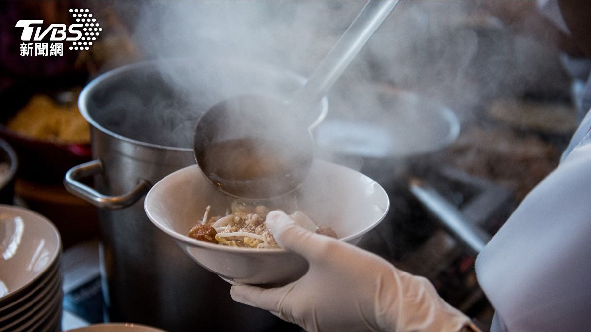 整鍋報銷!阿婆將筷「插進」煮麵鍋 店家氣炸:完全沒衛生觀念