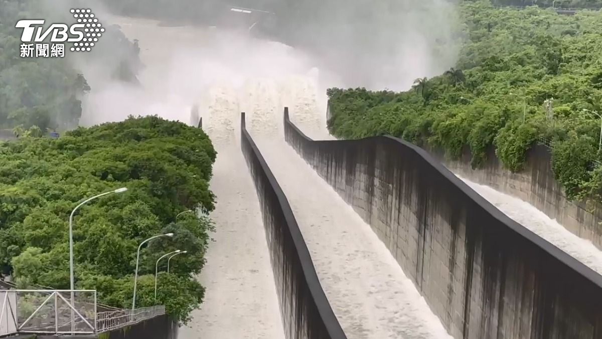曾文水庫放水量,已經達到7座南化水庫的水量。 (圖/TVBS)