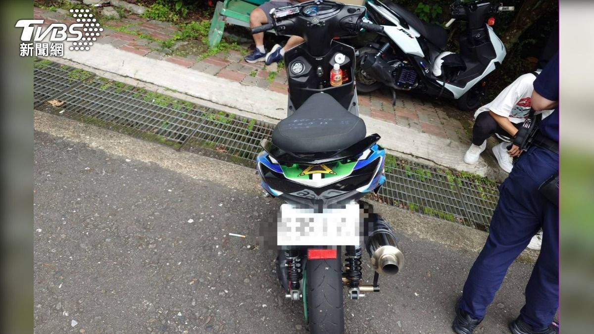張男違規改裝機車被攔查。(圖/TVBS)