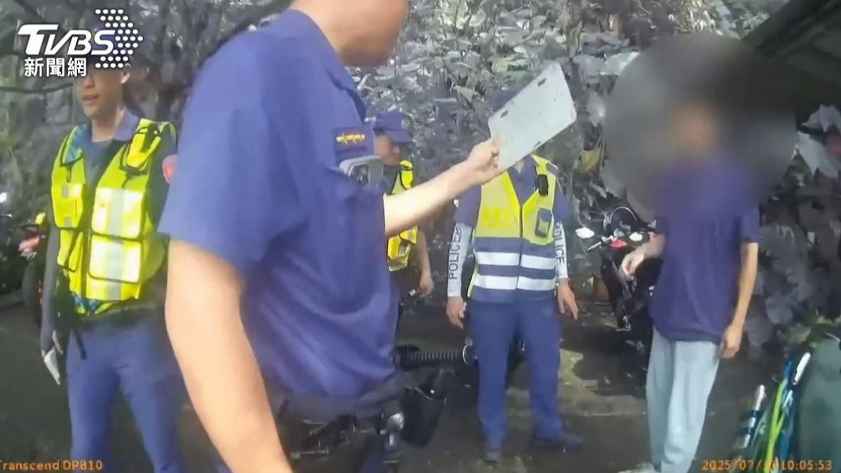 張男上個月騎乘改裝車掛假車牌又闖臨檢站,遭到警方開罰送辦。(圖/TVBS)
