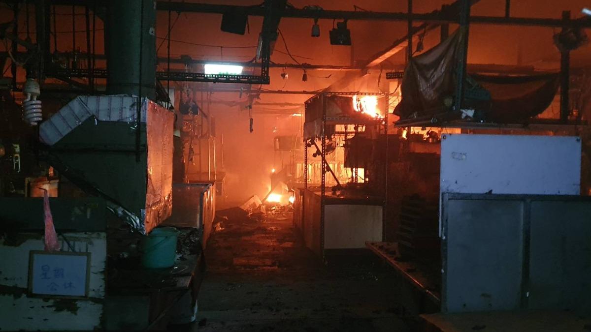環東市場惡火燒毀50攤,濃煙爆炸聲嚇壞居民。(圖/桃園消防局提供)