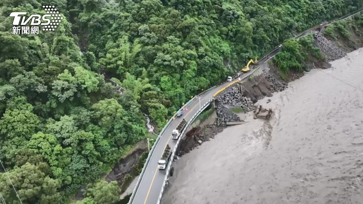 南台灣受到連日暴雨襲擊，山區仍有多處道路受阻。 (圖／TVBS)