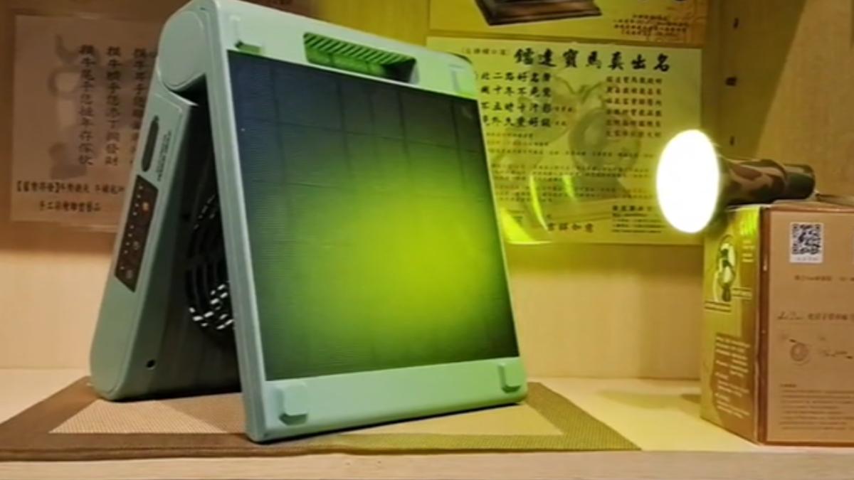 太陽能行動電源風扇。(圖/TVBS)