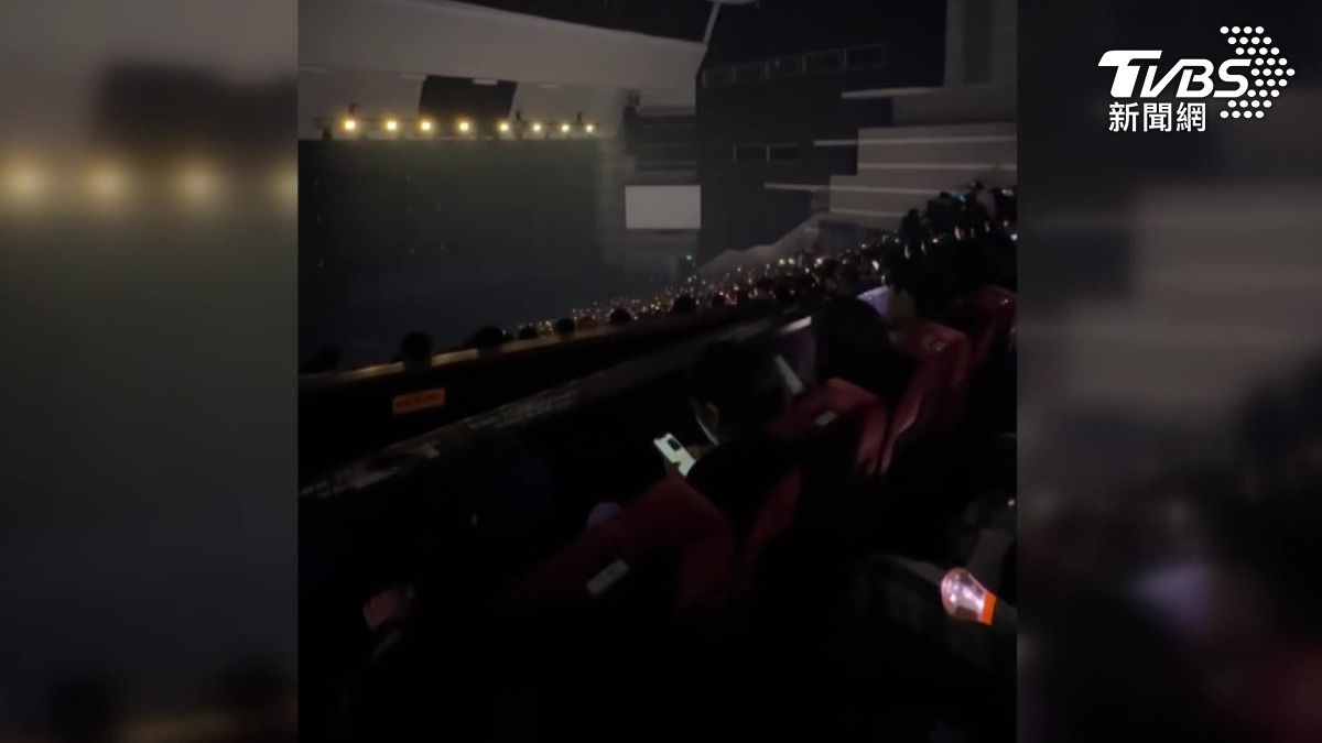 Red Velvet IRENE & SEULGI演出遇到音響故障的突發狀況。(圖/畫面授權 Threads @peterpeng0309)