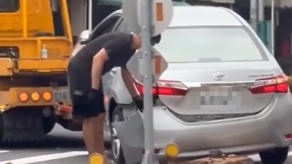 車輛被拖吊時,後保險桿不慎脫落。(圖/翻攝社會事新聞影音)