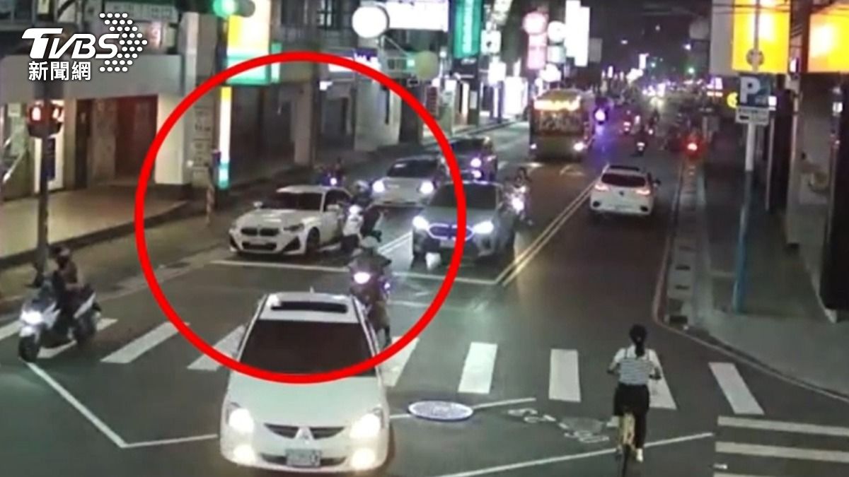 侯沁潔違規停車遭員警盤查。(圖/TVBS)