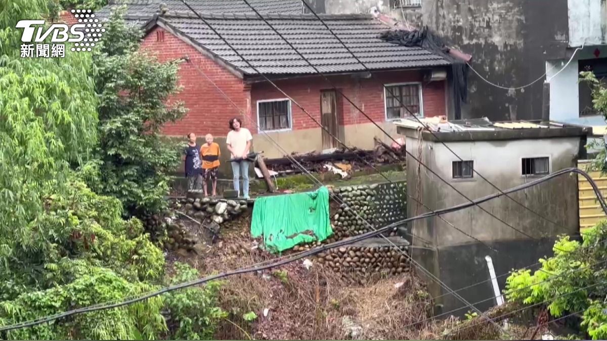 崩塌的山坡，房子岌岌可危！屋主被迫借住。(圖／TVBS)
