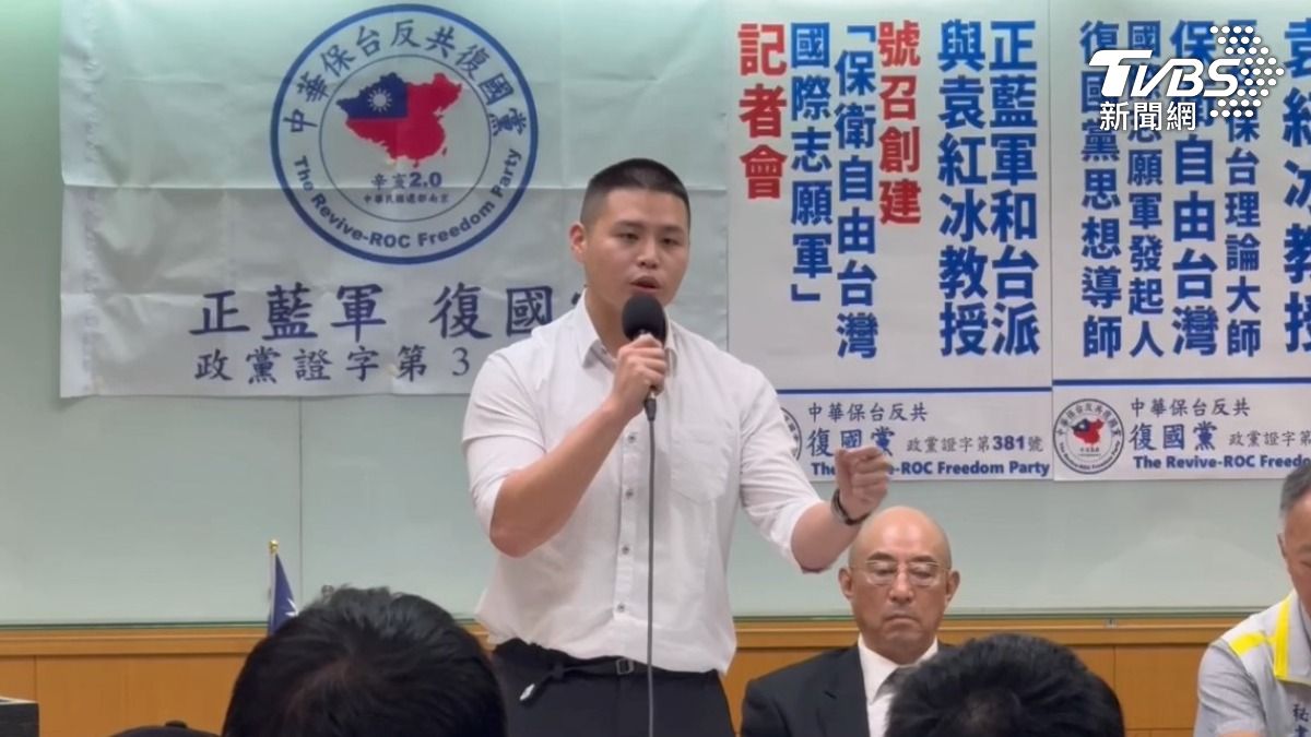 網紅「閩南狼」陳柏源深夜透過影片開撕近來一同參與罷免團體活動的網紅「八炯」,指控其以仿效納粹方式煽動群眾行動,甚至想建立類「衝鋒隊」組織反共。(圖/TVBS)