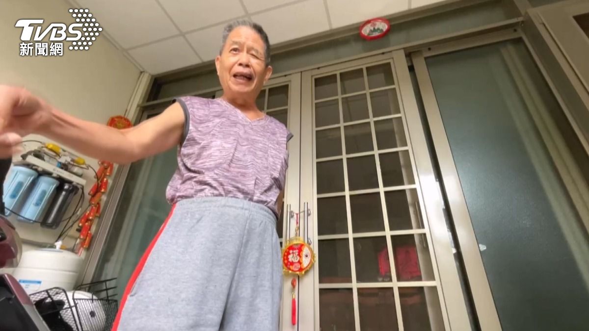 雨中僅穿內褲搏鬥,七旬翁助警逮「豪雨大盜」。(圖/TVBS)