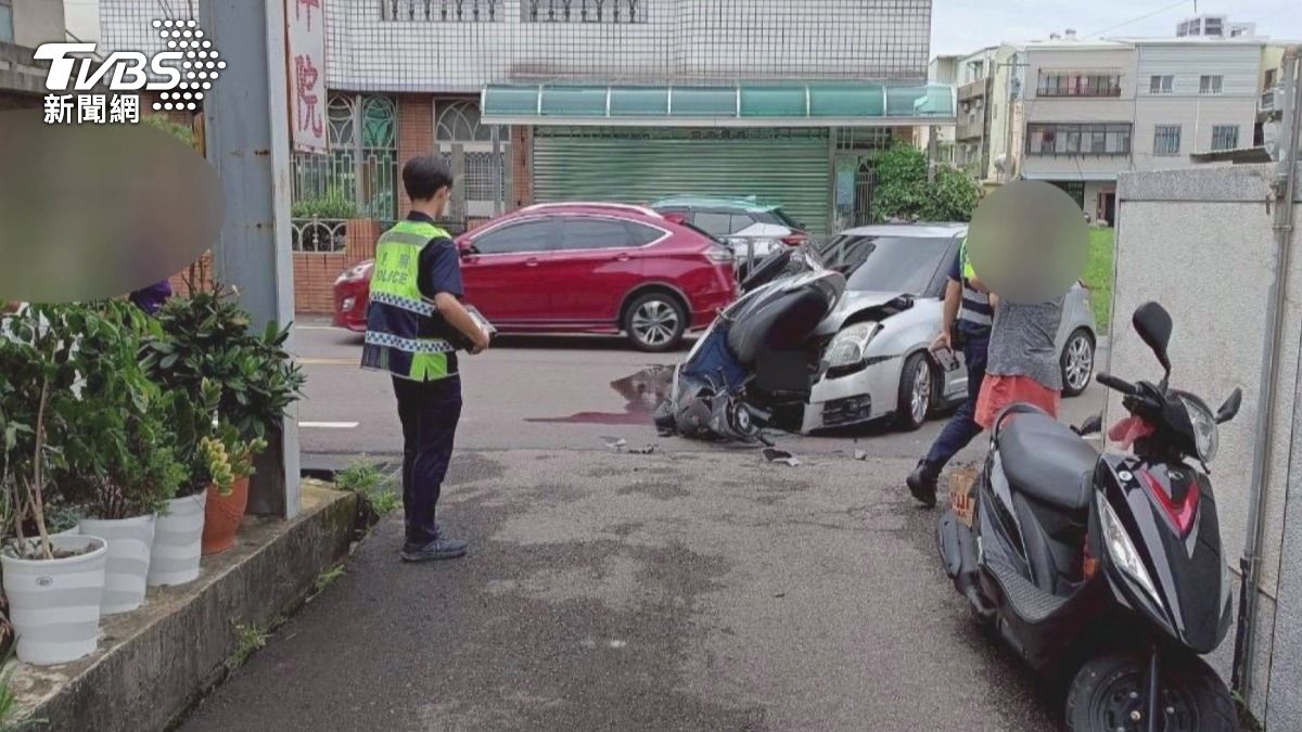 男乘客飛過引擎蓋,機車車尾卡在轎車上。(圖/TVBS)