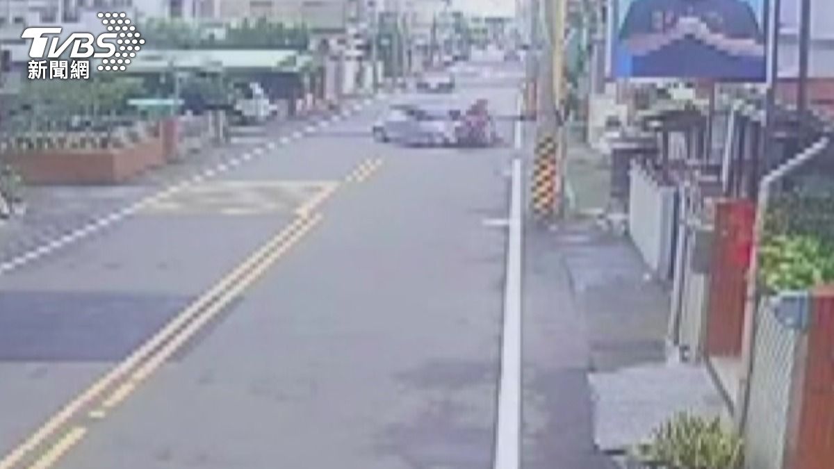 路口監視器拍到驚險撞擊瞬間。(圖/民眾提供)
