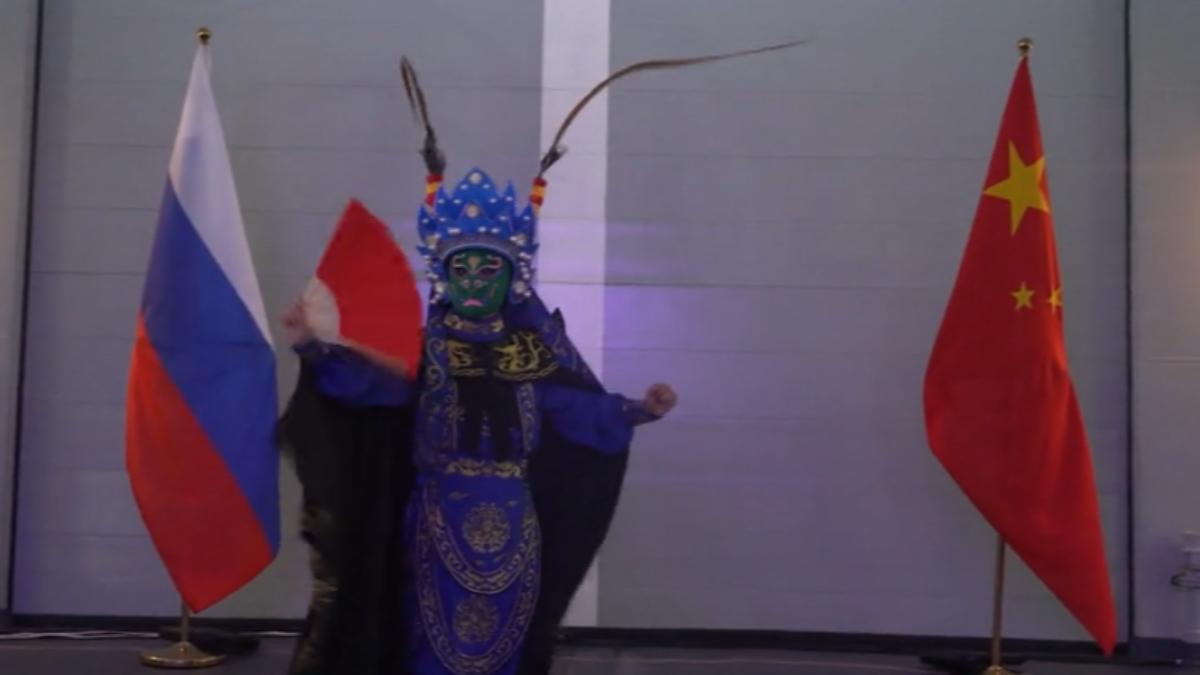 中俄2025海上聯合演習啟動,雙方在海上文化交流。(圖/大陸央視)