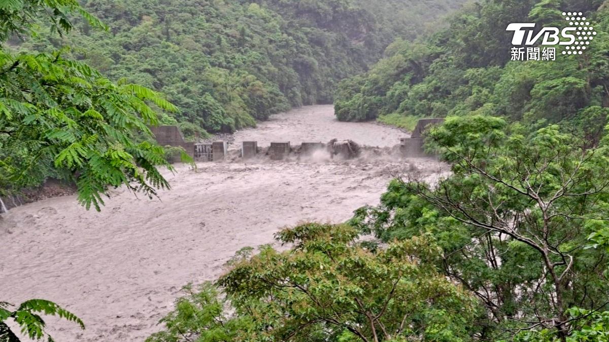 台東知本溪上方梳子壩溪水上漲，知本國家森林遊樂區自昨日（3日）起「預警性休園」。（圖／TVBS）