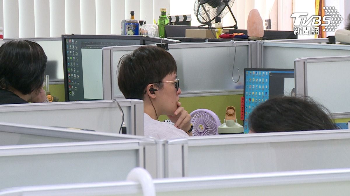 關稅衝擊,上班族不敢退休。(圖/TVBS)