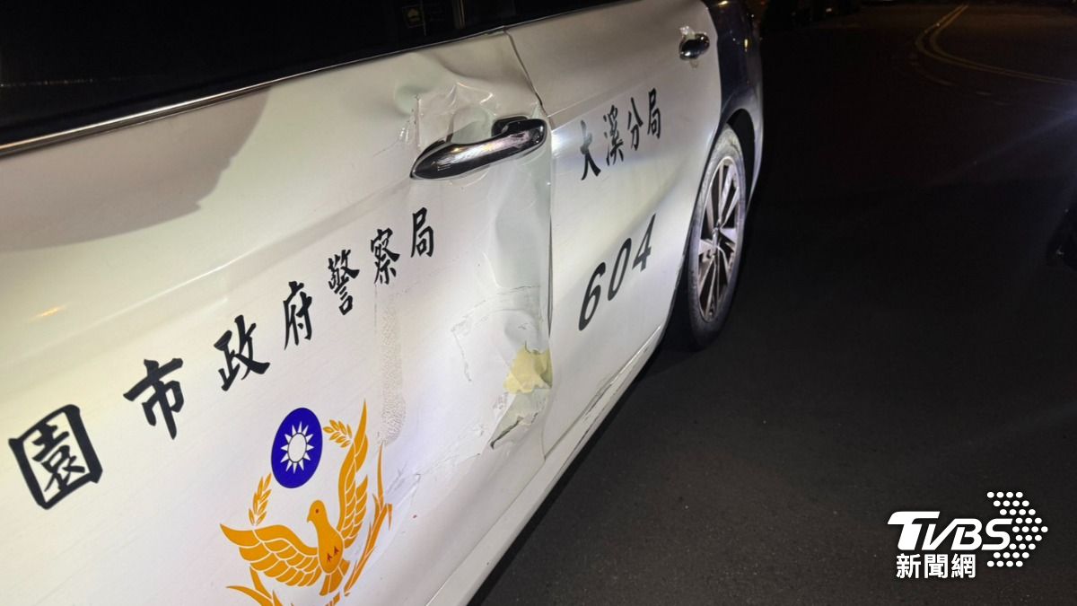 桃園男竊牌還衝撞警車。(圖/TVBS)