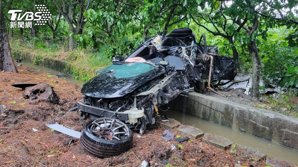 疑天雨路滑超車不慎！彰化車禍1死1傷　轎車撞成廢鐵
