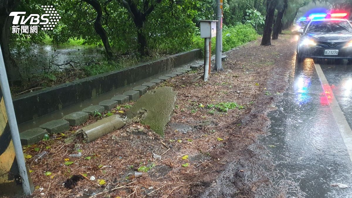 車輛失控後撞上路邊石墩導致1死1傷慘劇。（圖／TVBS）