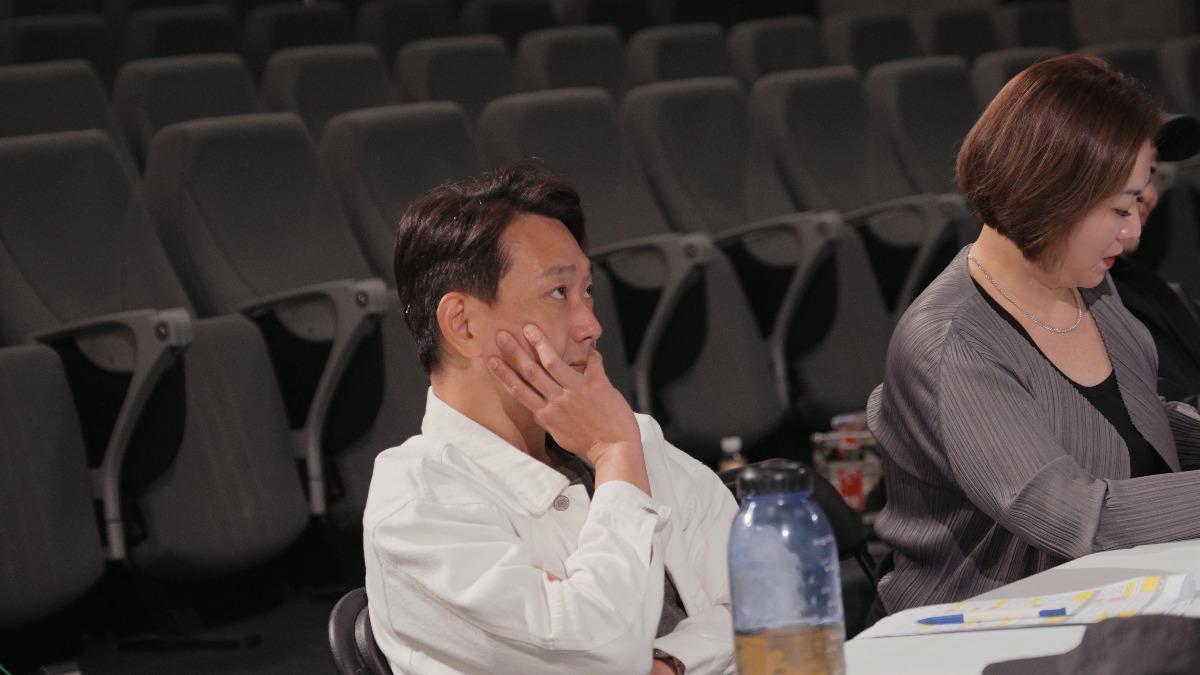 陳家逵鼓勵年長參賽者。(圖/三立提供)