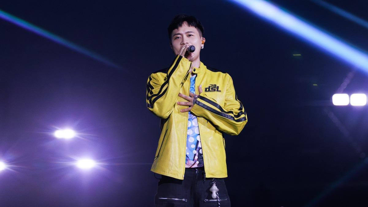 蕭秉治受邀於中信兄弟年度大型K歌主題日「Channel B vol.2」賽末演出。(圖/相信音樂提供)