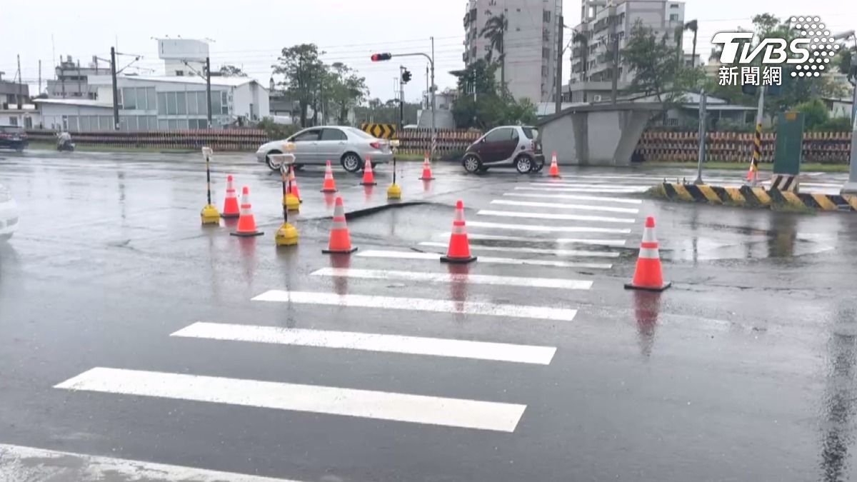 水上鄉一處大馬路上出現明顯裂痕,導致約兩個車道寬的道路出現高低差。(圖/TVBS)
