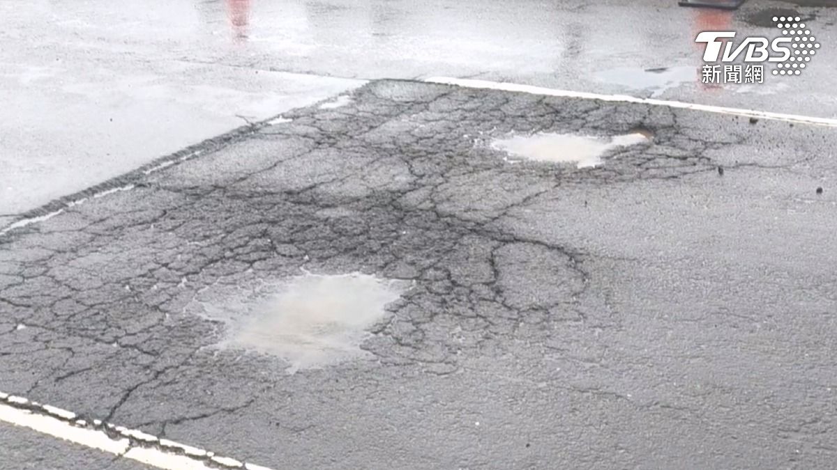 雨勢使這些坑洞變成小水坑,車輛通過若沒有減速,十分危險。(圖/TVBS)