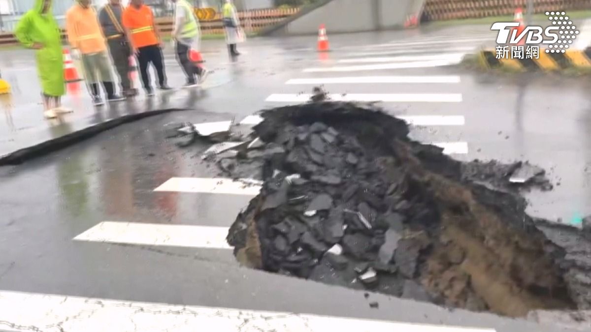 工作人員開挖後發現道路底下已被掏空,形成巨大坑洞。(圖/TVBS)