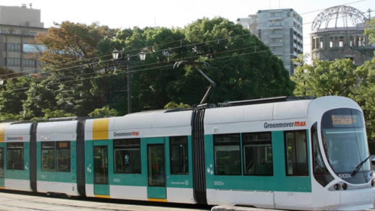 日本廣島路面電車周日正式通車，成為第一條可以直接駛入車站大樓二樓的路線。（圖／翻攝自廣島電鐵株式會社官網）