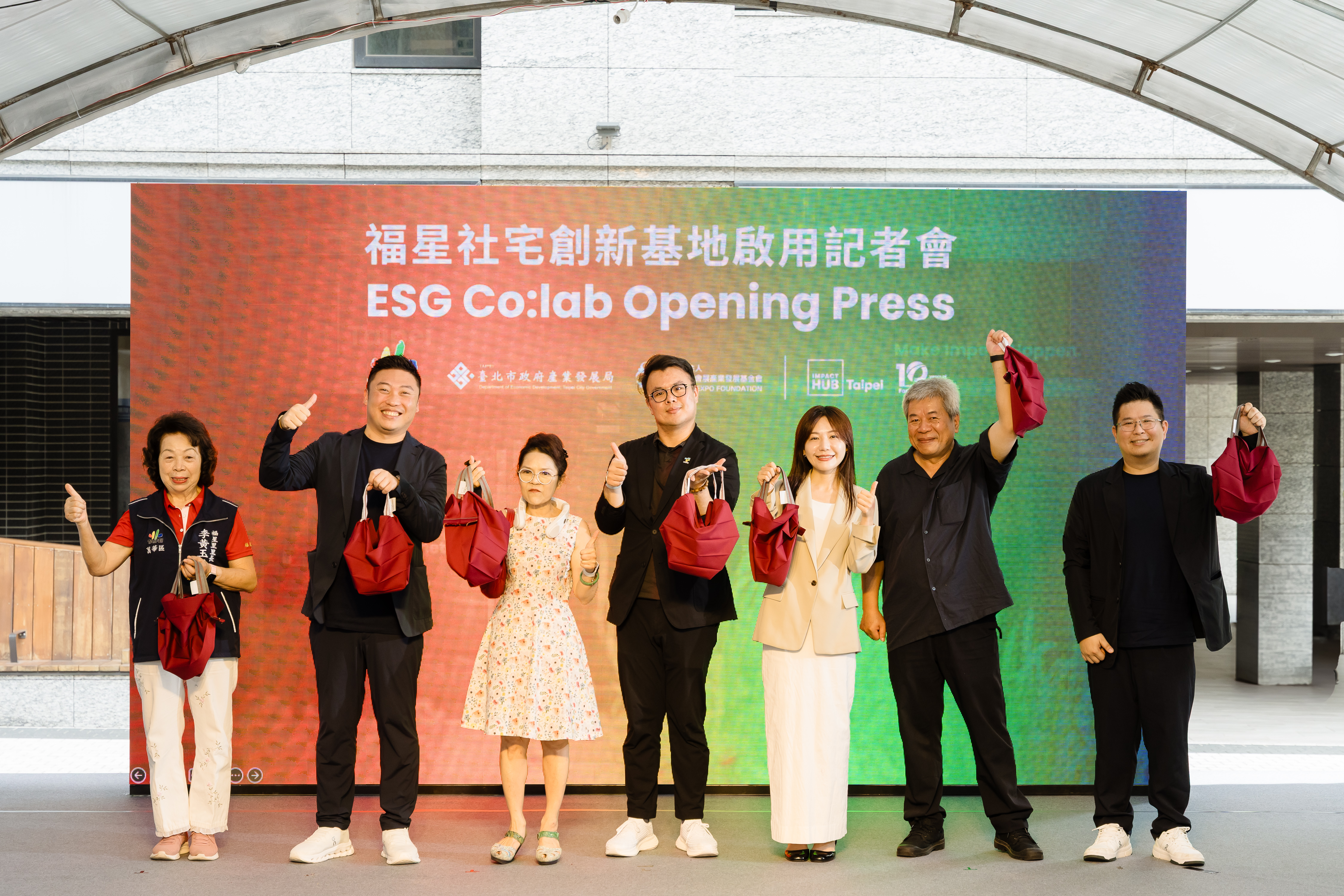 剪綵後,每一段綵帶都轉化為實用的環保小提袋,讓這份祝福持續被傳遞與攜帶!