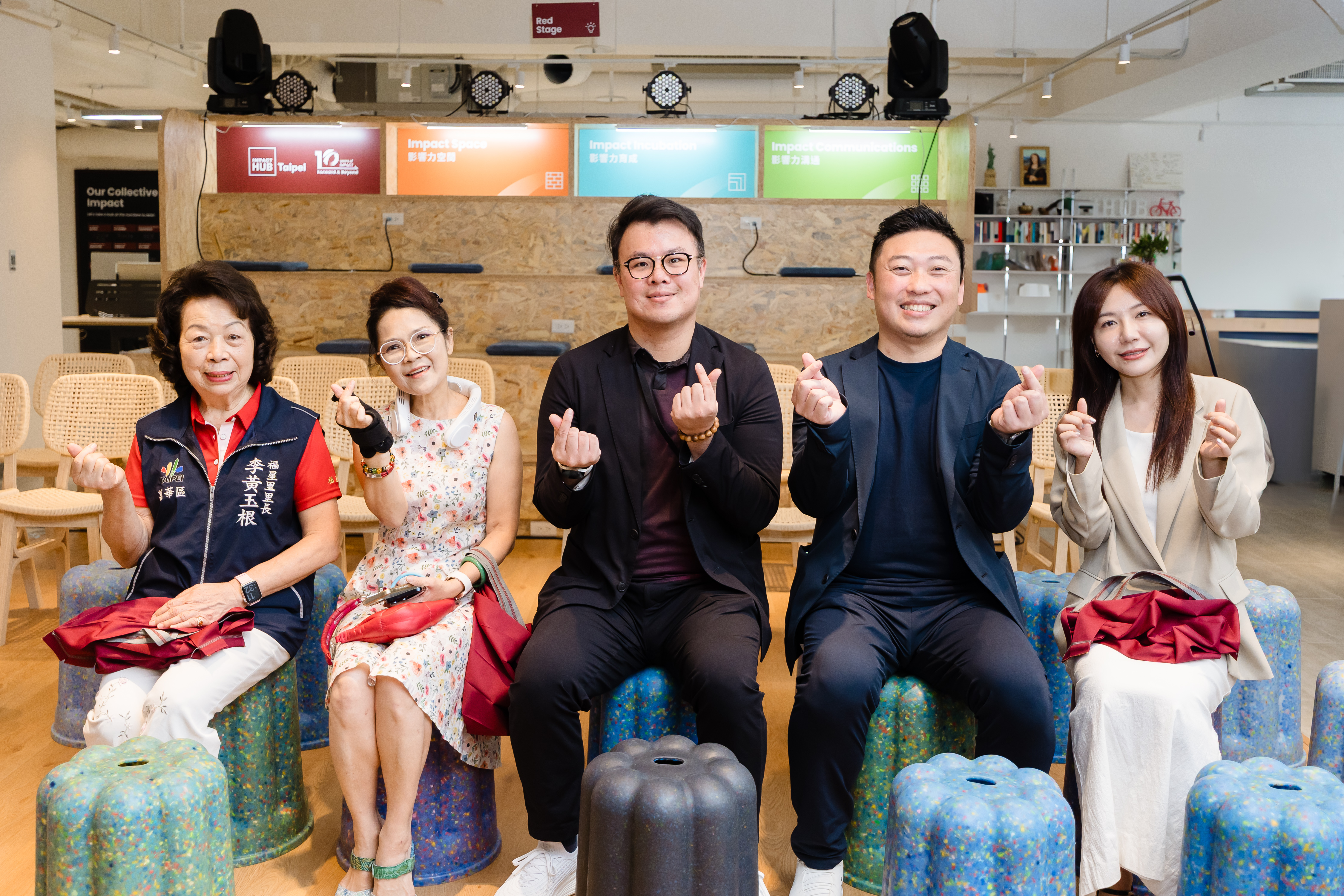(左1)福星里里長李黃玉根、(左2)臺北市議員郭昭巖、(中)臺北市政府產業發展局局長陳俊安、(右2)Impact Hub Taipei 共同創辦人陳昱築、(右1)立法委員吳沛憶