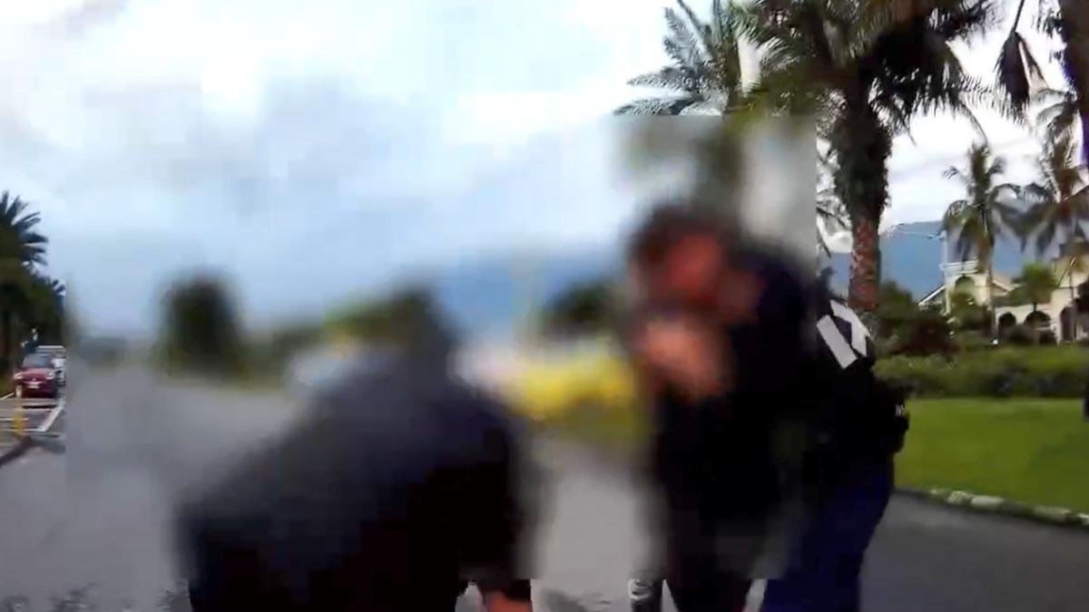 警眼前撞車喊自己和解，10分鐘後變鬥毆。(圖／警方提供)