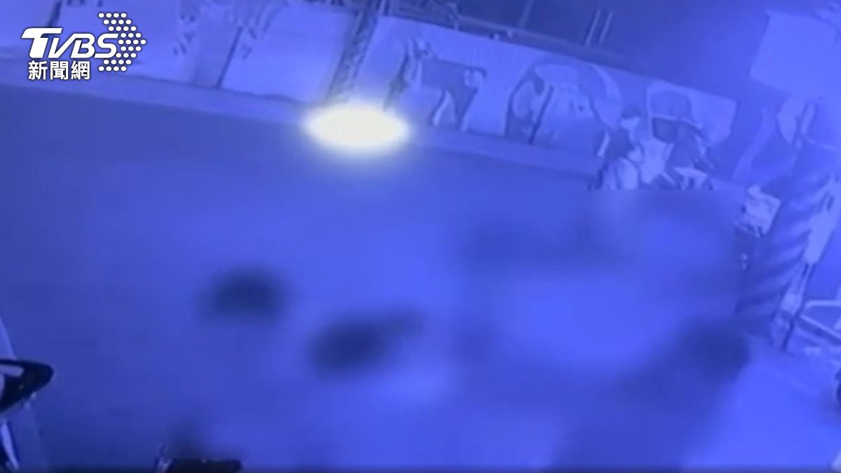 男持安全帽攻擊超商店員，路人勸架遭波及受傷。（圖／TVBS）