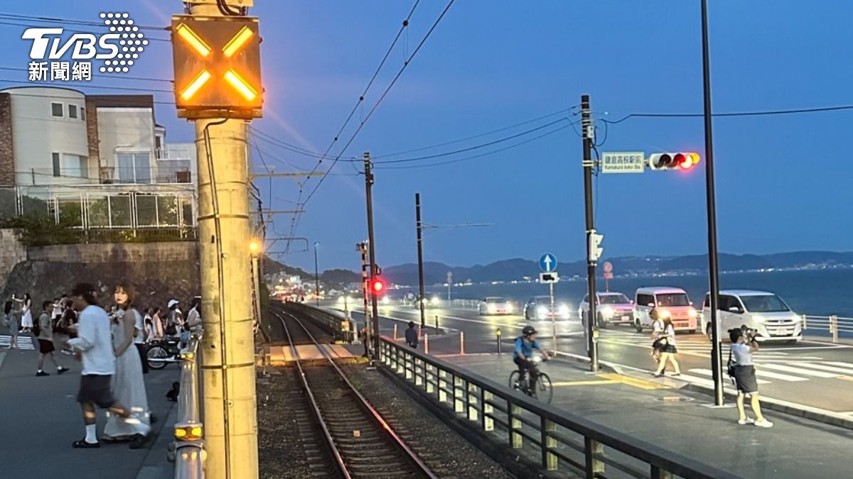 疑台灣情侶不顧日警勸 鎌倉高校前「闖馬路拍照」被罵還硬拍