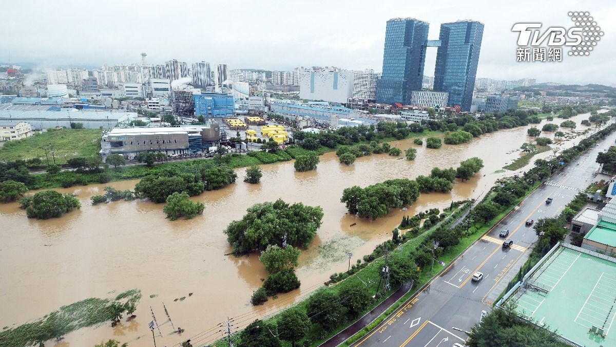 南韓再遭200年一遇的極端暴雨侵襲,全羅南道與光州災情慘重。(圖/達志影像歐新社)