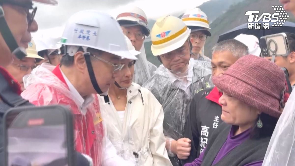 行政院長卓榮泰慰問一家五口墜谷意外的家屬(圖/TVBS)